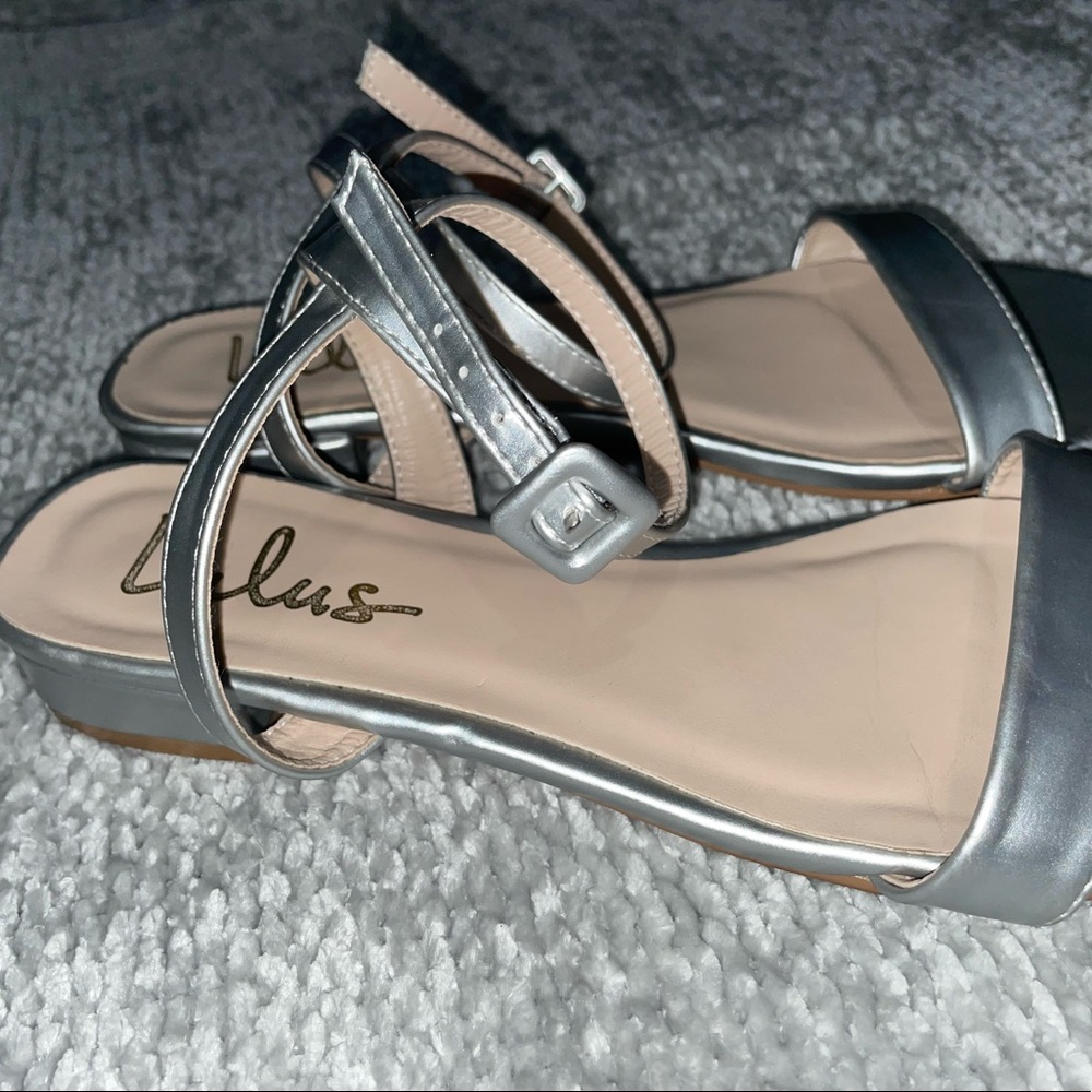 They are size 8 and they are gray and I only tried them on and did not use them.
